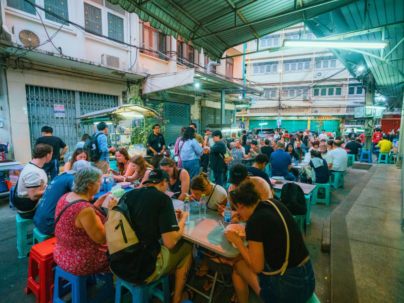 Bangkok: Street Food and Night Lights by Tuk Tuk - First taste: Tom Yum Wonton