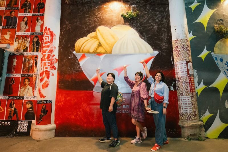 Bangkok: Street Food and Night Lights by Tuk Tuk - How much food and guidance should you expect?
