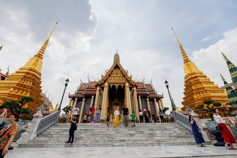 Bangkok Temple Tour: Grand Palace, Emerald Buddha, Wat Pho, Wat Arun - Choosing a package and judging the price