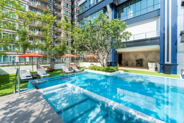 Bangkok: THE QLUB Pool Day Pass at SILQ Hotel & Residence - Break Down