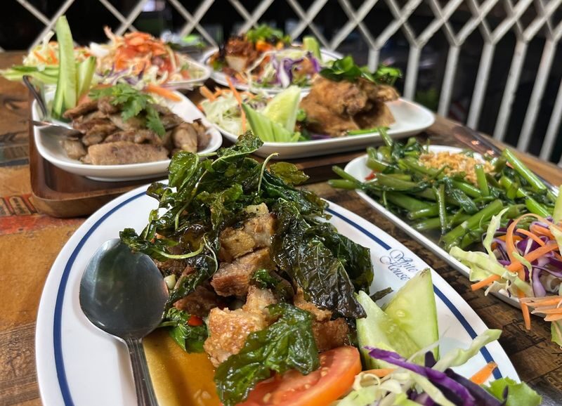 Bangkok Tuk Tuk Night Tour with food & drinks in Siam & Silom - Start with Thai food and a first drink