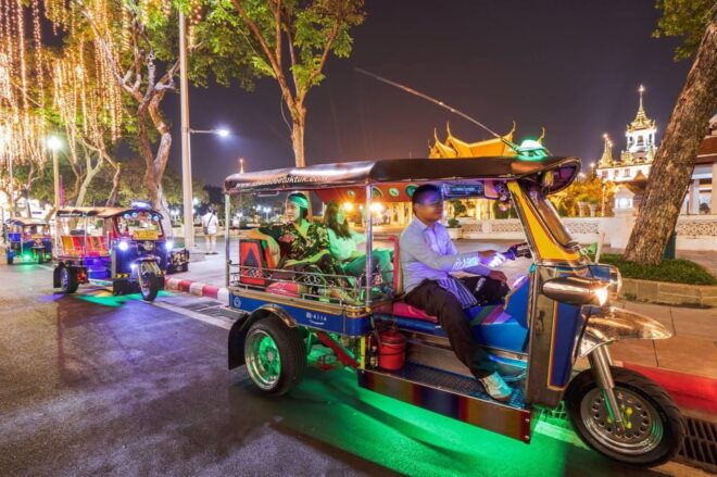 Bangkok: Tuk Tuk Tour by Night Free Dinner at Local Bar - Delicious Thai Dinner Included