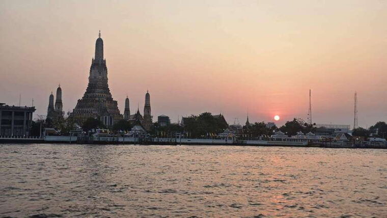 Bangkok: Wat Pho and Wat Arun Guided Walking Tour (2 Hours) - Participant Requirements and Restrictions