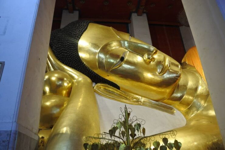 Bangkok: Wat Pho & Wat Arun Half-Day Private Walking Tour - Tour Experience