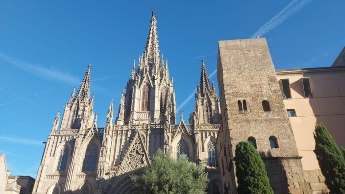 Barcelona 101 Walking Tour: All Highlights in One Day - Visiting the Iconic Sagrada Família