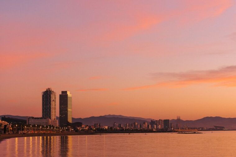 Barcelona: 1,5-Hour Sunset Cruise With Cava & Wine - Onboard Amenities