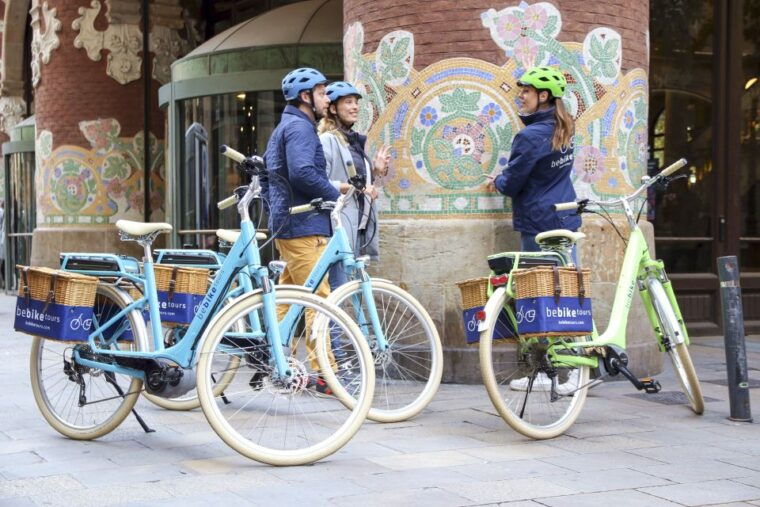 Barcelona: 2.5-Hour Bike or E-Bike Historical Tour - Guided Experience