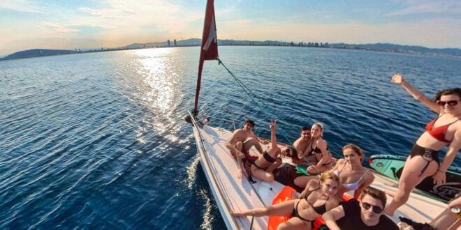 Barcelona: 2-Hour Sailboat Tour With Paddle Boarding - Customer Review