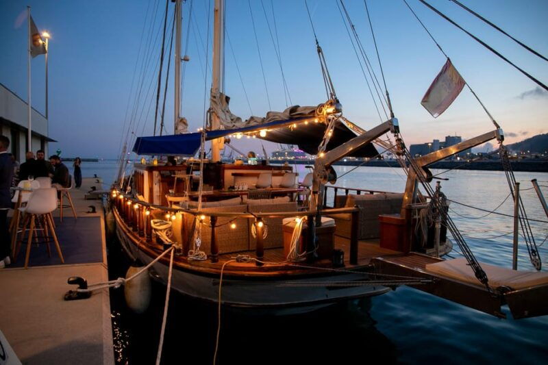 Barcelona: 2h Luxurious Sailing Cruise With Open Bar - Key Points
