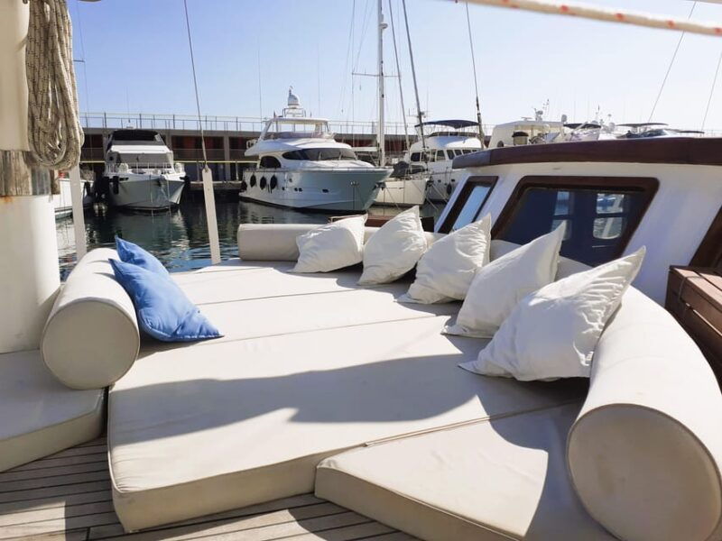 Barcelona: 2h Luxurious Sailing Cruise With Open Bar - Experience Highlights