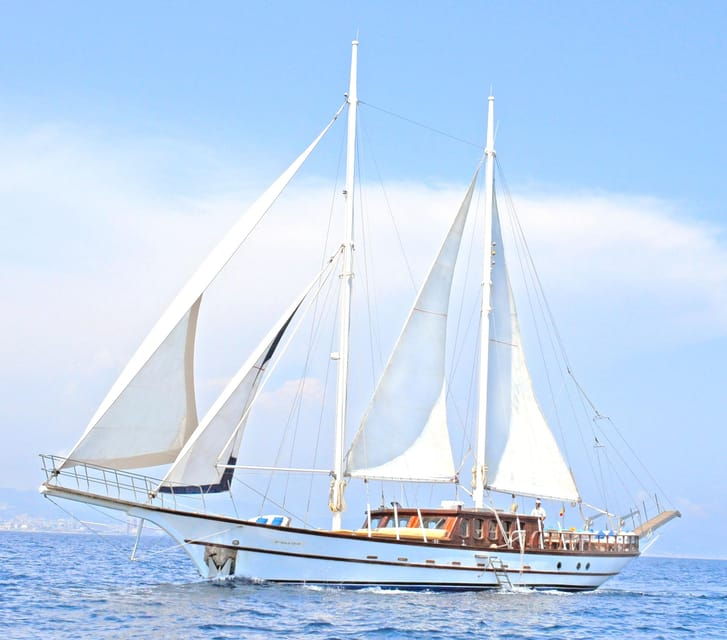 Barcelona: 2h Luxurious Sailing Cruise With Open Bar - Onboard Amenities