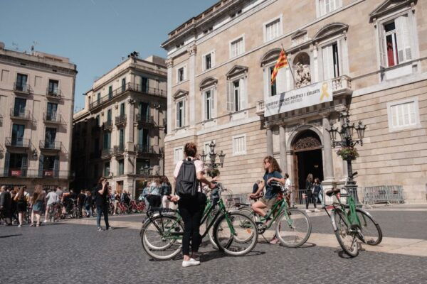 Barcelona: 3-Hour Bike Tour With a Local Guide - Visiting Barcelonas Landmarks