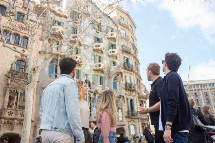 Barcelona 360: Flying, Sailing & Walking Guided Small Group - Exploring Passeig De Gràcia