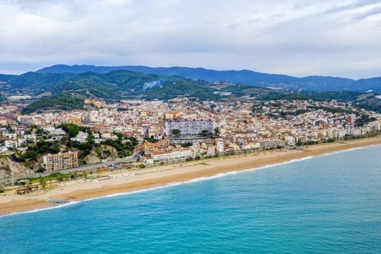 Barcelona: 45-Minute Formula 1 Circuit & Coastline Flight - Capturing the Moment