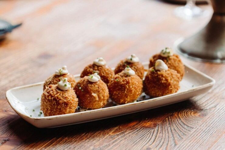 Barcelona at Sunset: Tapas & Wine Tour - Tour Booking and Logistics