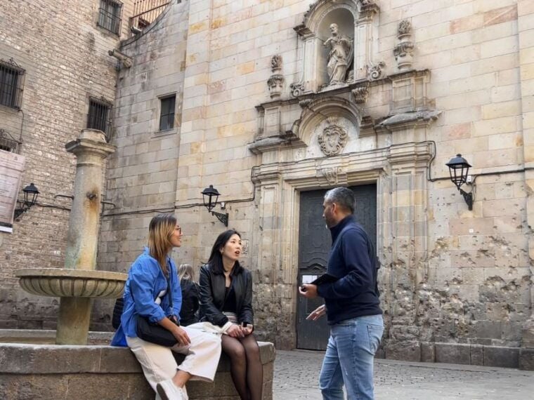 Barcelona: Barri Gotic Small Group Walking Tour - Guided Tour Experience