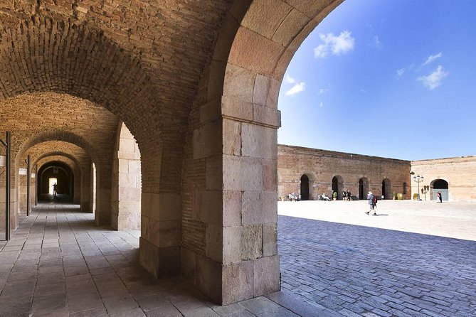 Barcelona Best Views: Old Town, Cable Car, Montjuic Castle & Magic Fountain Show - Capturing Breathtaking City Views