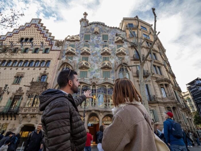 Barcelona: Casa Batllo, Casa Mila & Tapas Small Group Tour - Indulging in Tapas Delights