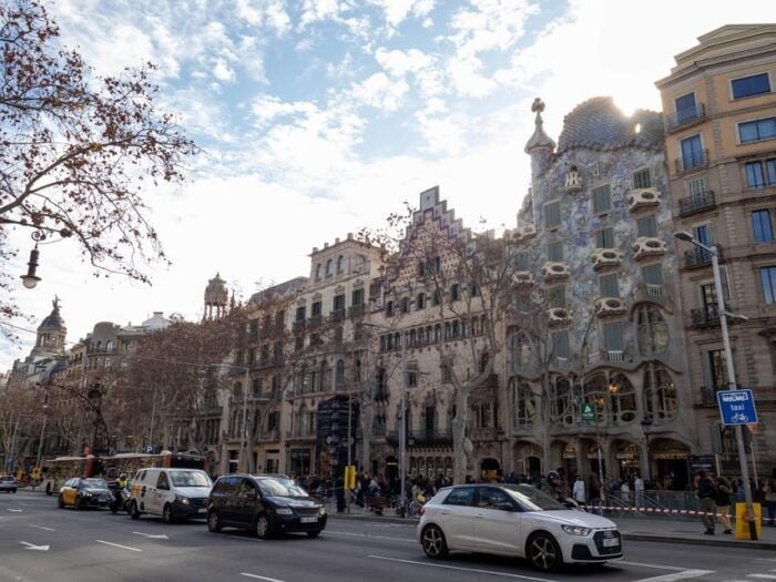 Barcelona: Casa Batllo, Casa Mila & Tapas Small Group Tour - Discovering the Architectural Gem of Casa Mila