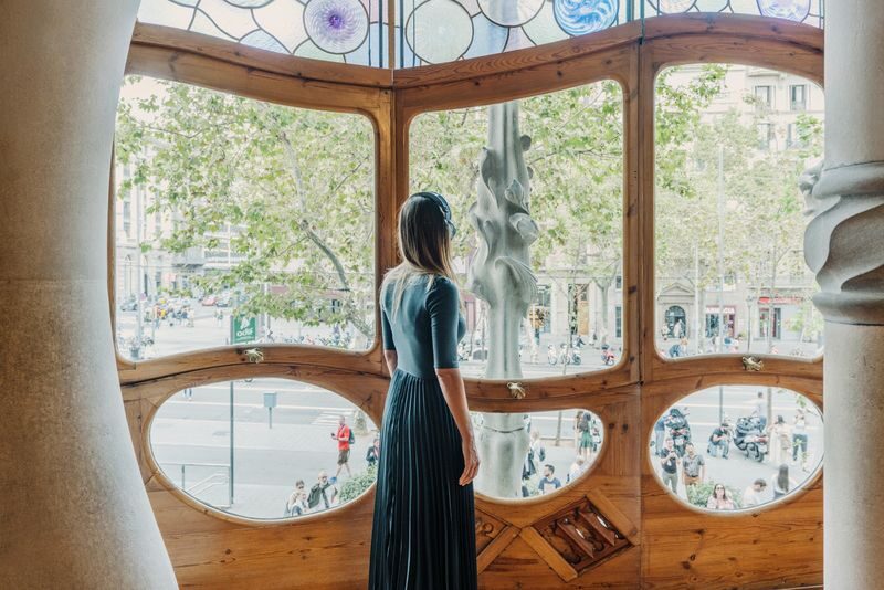 Barcelona: Casa Batlló Ticket & Audio Guide Option - The courtyard, where color does a job