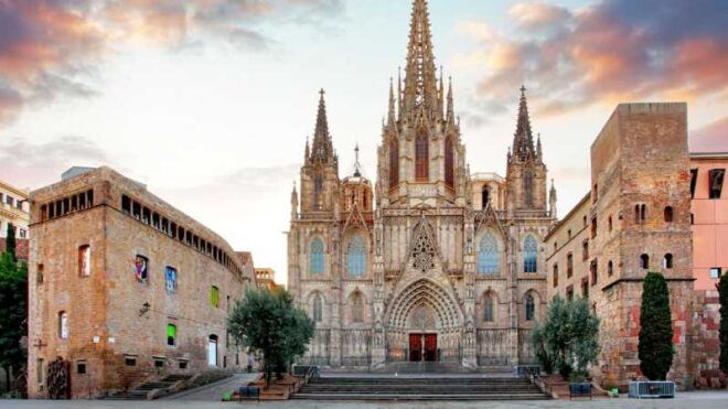 Barcelona Cathedral: Exclusive Walking Tour & Entry Tickets. - Tour Structure and Self-Guided Exploration