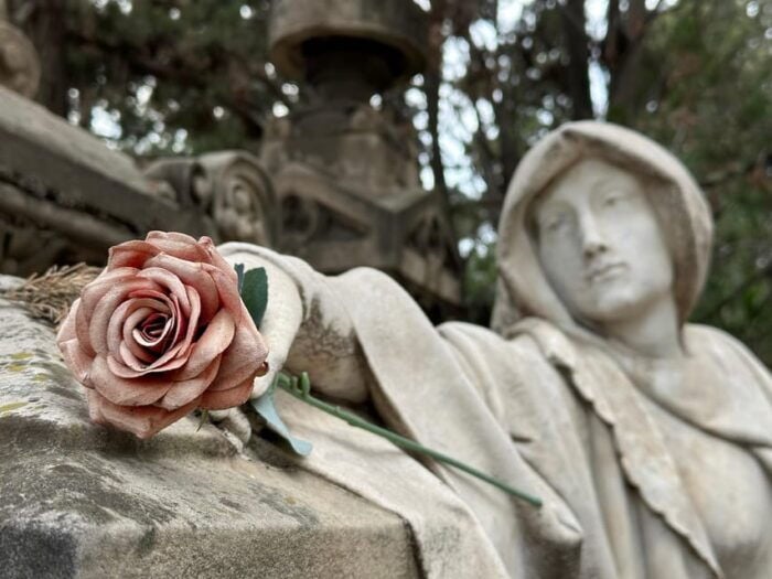 Barcelona: Cemetery Tour - Gothic Graves & Local History - Uncovering the Stories of the Buried