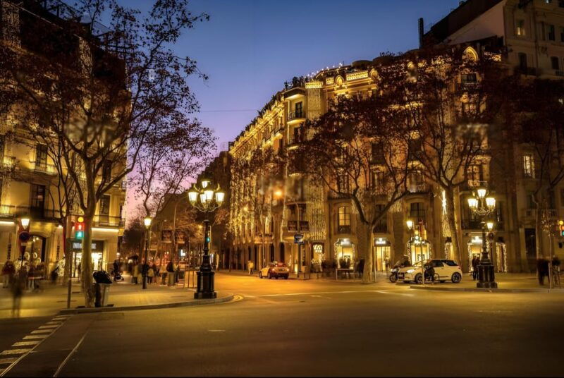 Barcelona: City Highlights Evening Walking Tour - Key Highlights