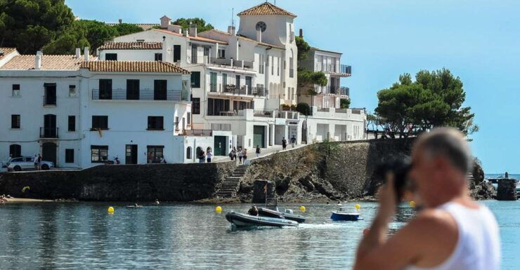 Barcelona: Dali Museum, House and Cadaques Guided Tour - Experience