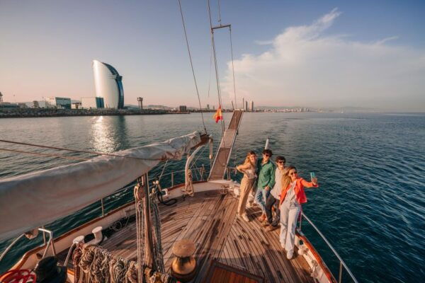 Barcelona: Day or Sunset Sailing Trip With Drink Included - Languages Available