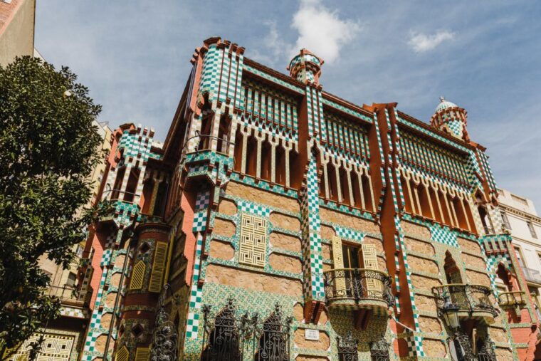 Barcelona: Discover Gaudí, Sagrada Familia, and Park Güell - Tour Guide Expertise and Group Options