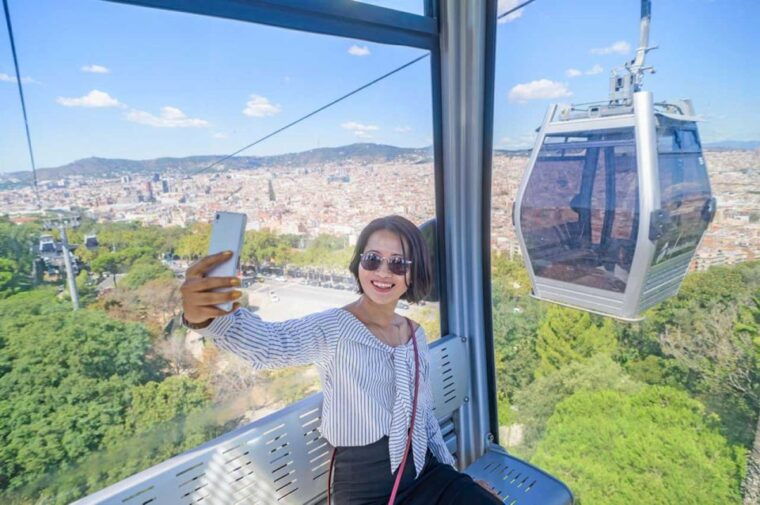 Barcelona: E-Bike Tour With Montjuic Cable Car & Boat Ride - Cruising Through Parc De La Ciutadella
