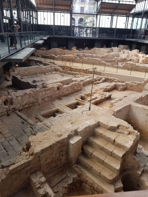 Barcelona: Epic and Medieval Walking Tour - Language and Group Size