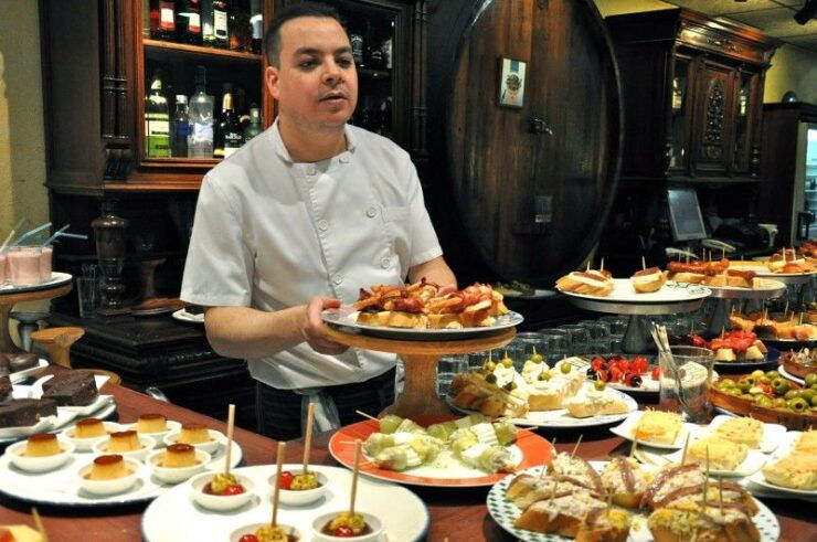 Barcelona: Evening Food and Wine Tasting Tour - Meeting Point and Group Size