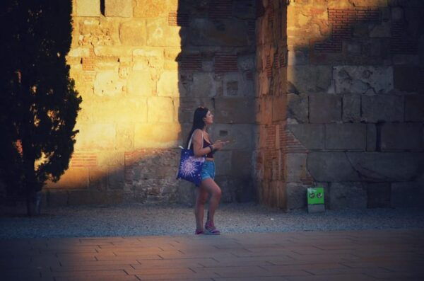 Barcelona: Evening Highlights Walk - Old Town & Gaudí Sights - Exploring the Gothic Quarter