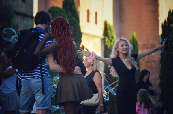 Barcelona: Evening Highlights Walk - Old Town & Gaudí Sights - Admiring Gaudís Architectural Gems