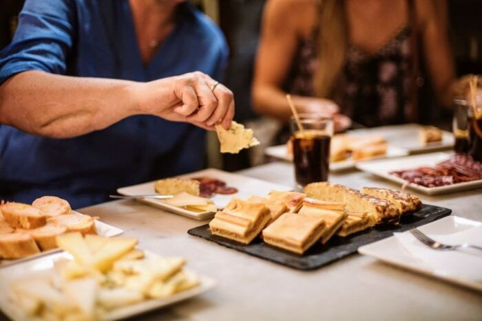 Barcelona: Evening Tapas & History Tour Through Old Town - Tour Guide Experience