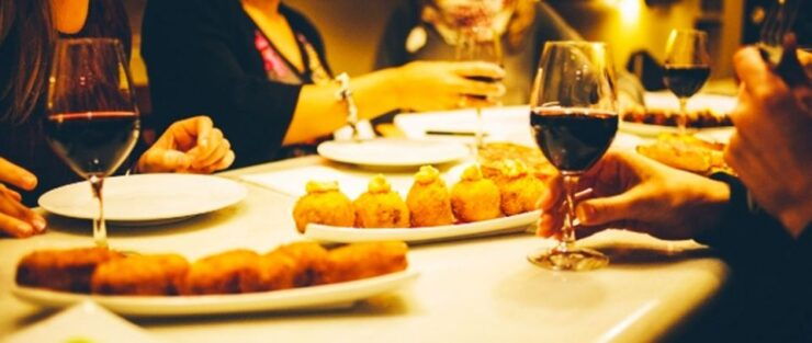 Barcelona: Evening Walking Tour in the Gaudi Area With Tapas - Tour Overview