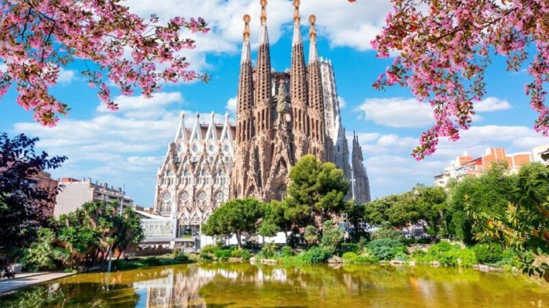 Barcelona: Exclusive Gaudis Sagrada Familia Walking Tour - Good To Know