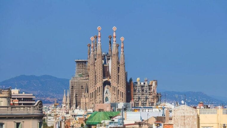 Barcelona: Exclusive Gaudis Sagrada Familia Walking Tour - Itinerary