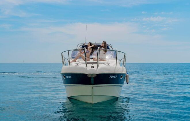 Barcelona: Exclusive Yatch Tour With Drinks and Snacks - Accessibility and Reviews