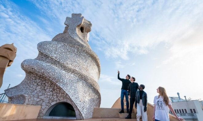 Barcelona: Fast Track Casa Batlló & La Pedrera Guided Tour - Meeting Point