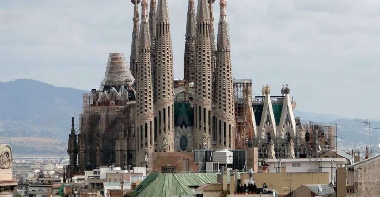 Barcelona: Fast Track Guided Tour of Sagrada Familia - Experience Highlights