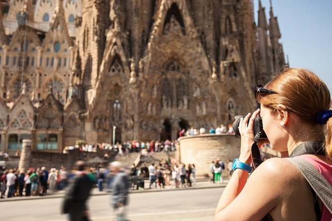 Barcelona Fast Track Guided Tour: Sagrada Familia Tour With Access - Meeting Point