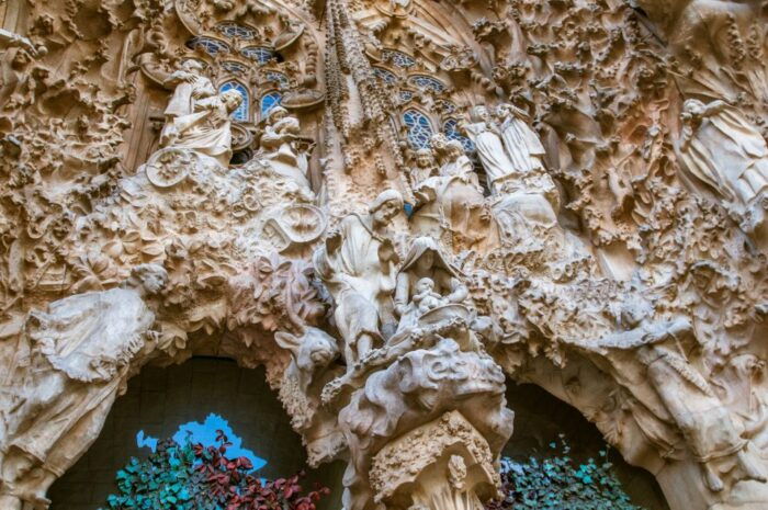 Barcelona: Fast-Track Sagrada Familia and Towers Guided Tour - Exploring the Sagrada Familias Architectural Marvels