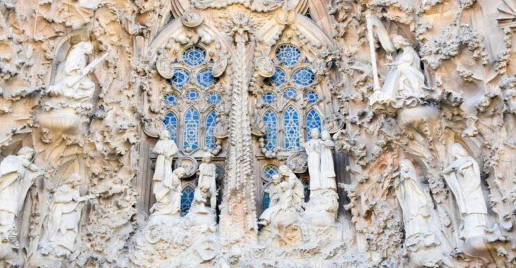 Barcelona: Fast-Track Sagrada Familia and Towers Guided Tour - Experience Highlights