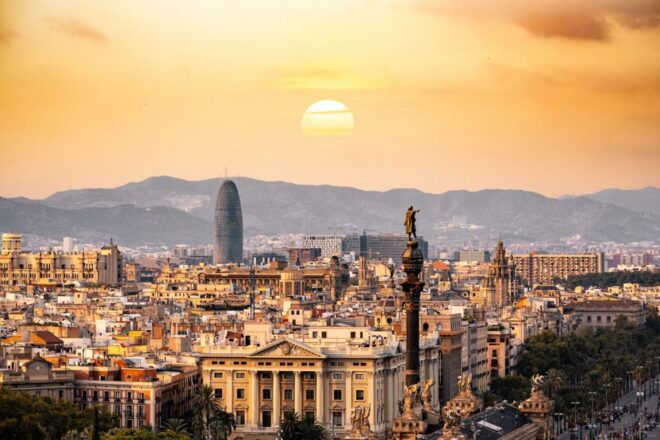 Barcelona: First Discovery Walk and Reading Walking Tour - Itinerary