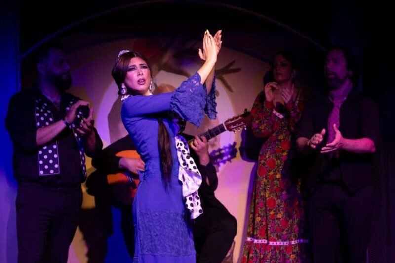 Barcelona: Flamenco Show with Drink at La Rambla - Drinks and the Atmosphere