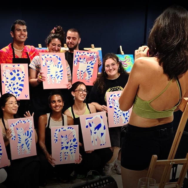 Barcelona: Fluorescent Painting Workshop With Wine and Creativity - Good To Know