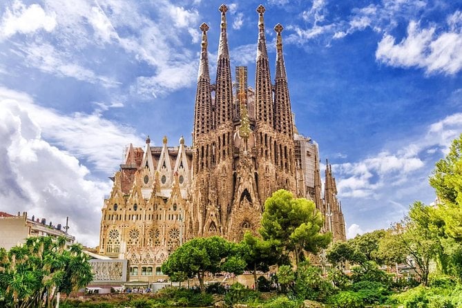 Barcelona Gaudi Architectural Highlights Private Walking Tour - Positive Reviews About the Tour Guide