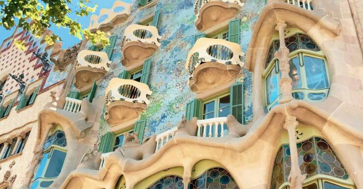 Barcelona: Gaudí Free Walking Tour - Tour Description